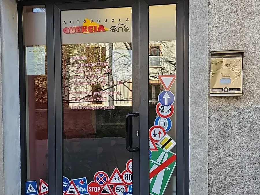 Esterno della sede Autoscuola Quercia a Aldeno