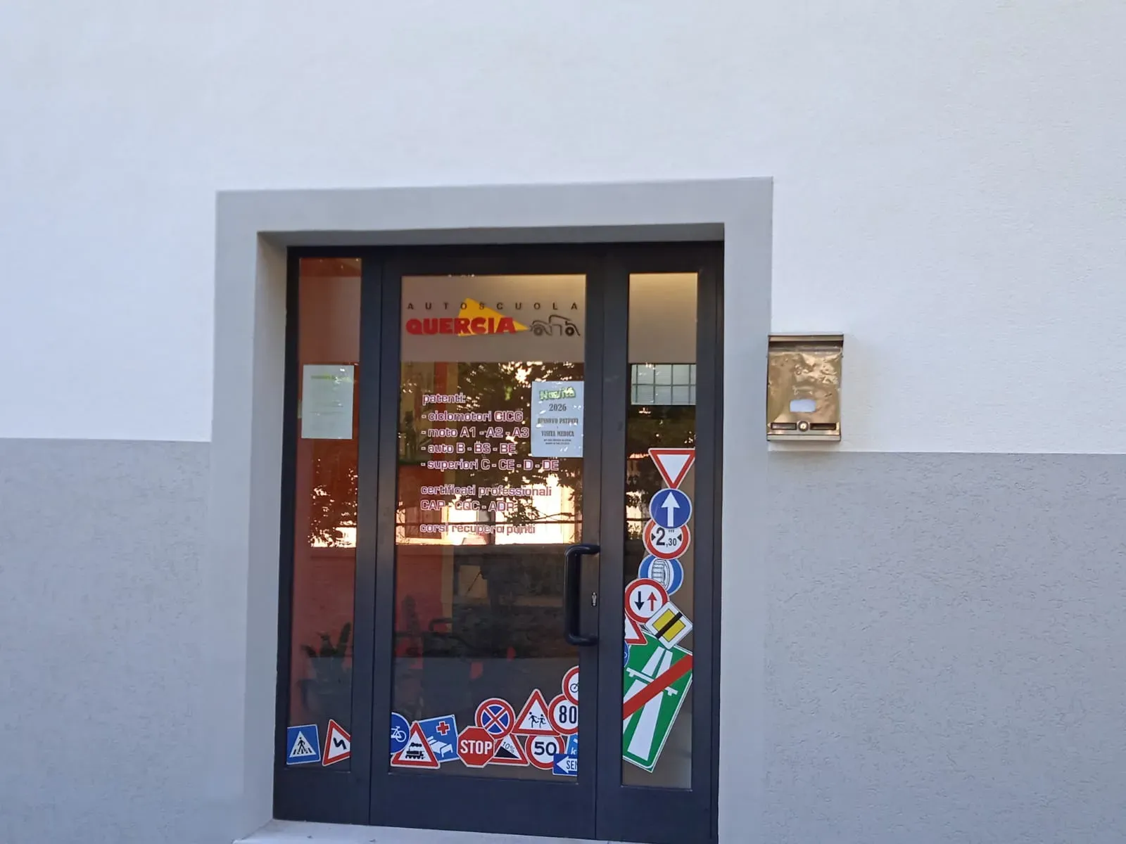 Esterno della sede Autoscuola Quercia a Aldeno