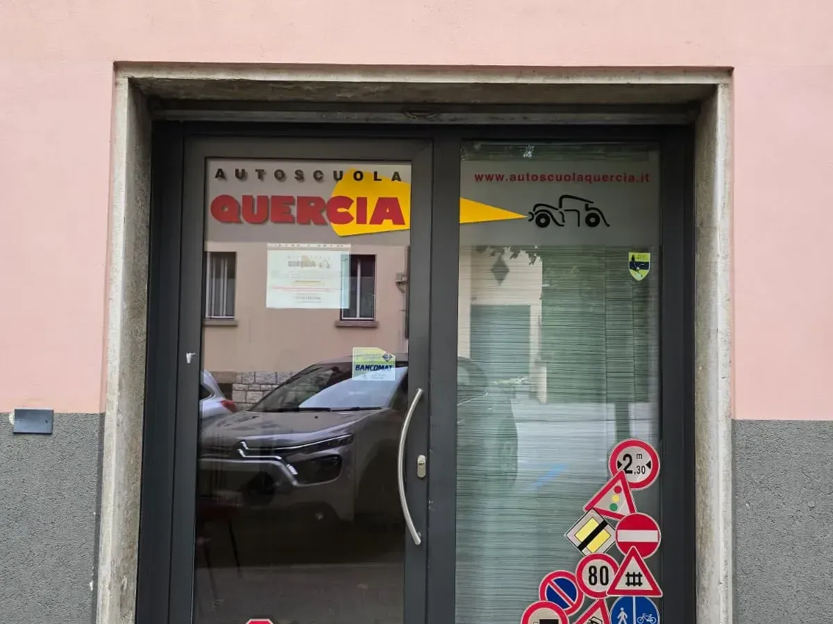 Esterno della sede Autoscuola Quercia a Trento